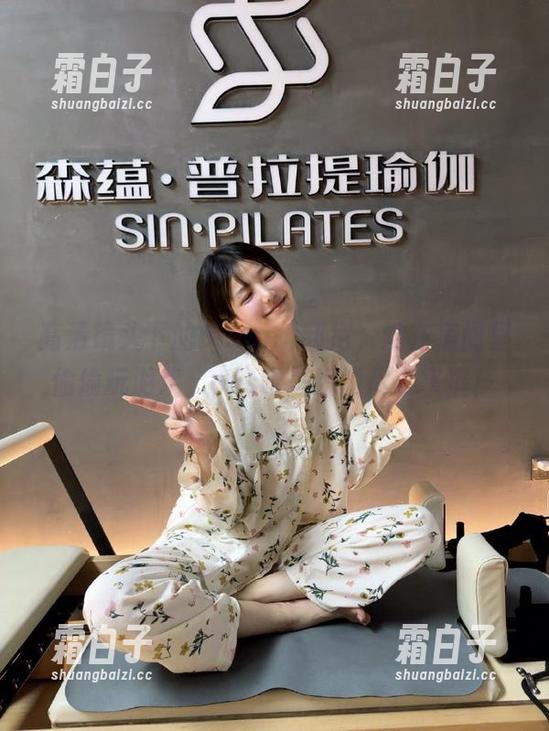 高清镜头下的Bangni邦尼，她在房间里偷偷玩游戏，cos唯美瞬间尽在掌握！