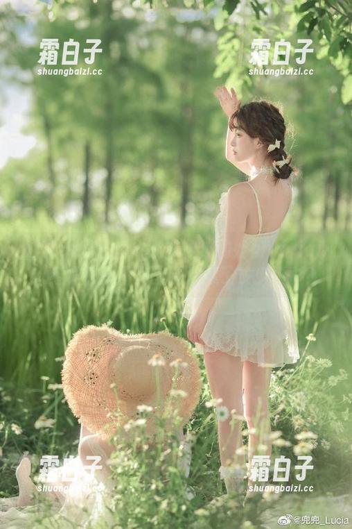 IMiss爱蜜社 - 从未见过的妤薇Vivian：红裙私拍图包里到底藏了多少精彩？