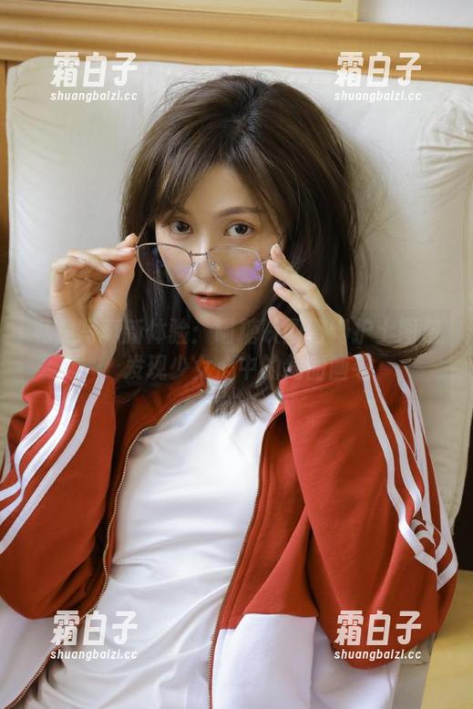 私房写真新体验：喵糖映画雷姆护士图包，发现少女心中的绮丽画卷