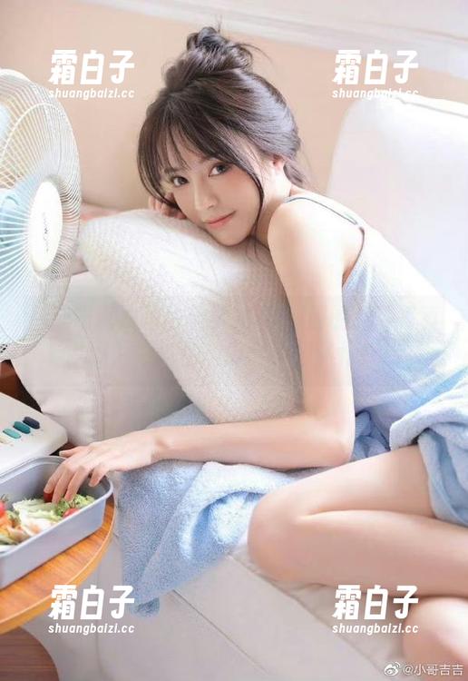 尽享喵糖映画最新学妹JK制服的免费写真照片，与你的青春梦想同行！