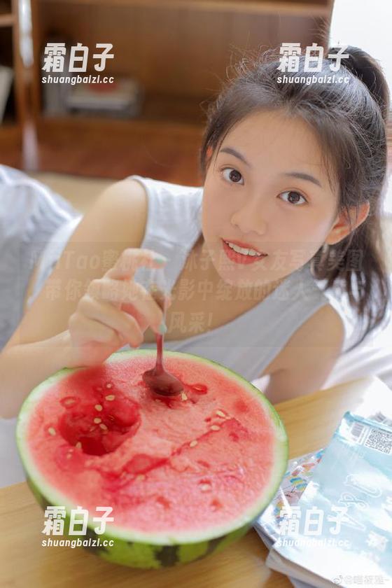 MiiTao蜜桃社 - 沐子熙V女友写真美图，带你领略她在光影中绽放的迷人气质与风采！