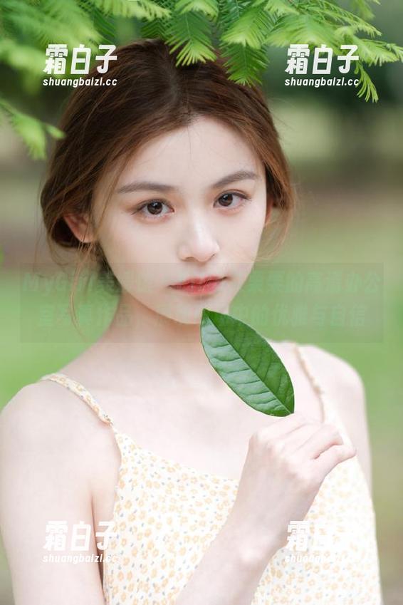 MyGirl美媛馆 - Ellie艾栗栗的高清办公室写真作品，展现职场中的优雅与自信