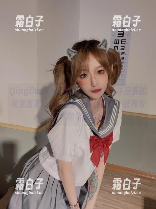 QingDouKe青豆客 - 一场关于牛仔裤的视觉盛宴：Lee小棠的作品图包，时尚与艺术的华丽碰撞