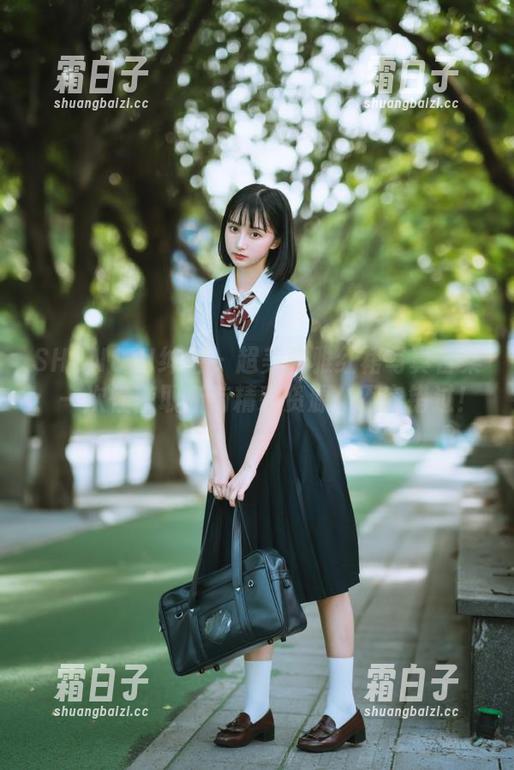 SHENSHI绅士-雅雅 SHENSHI绅士 - 超美雅雅红裙写真合集:一次性获取所有精彩资源,不容错过!