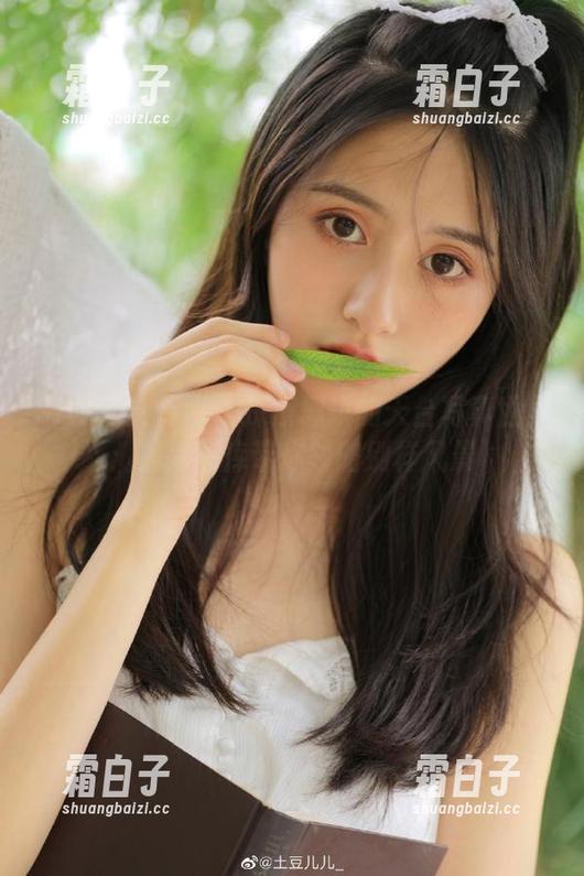 SIW斯文传媒-思琪 SIW斯文传媒 - 探索思琪的天台写真世界:高清图库带你领略别样风景