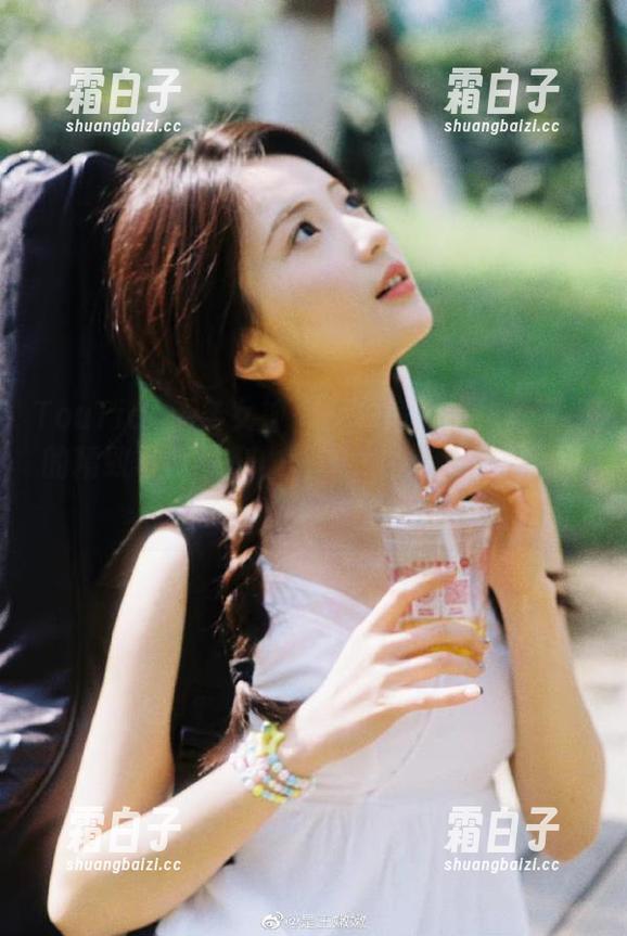 TouTiao头条女神 - 探秘俞公主黑丝私房的精致写真图集，展现女性魅力的无限可能