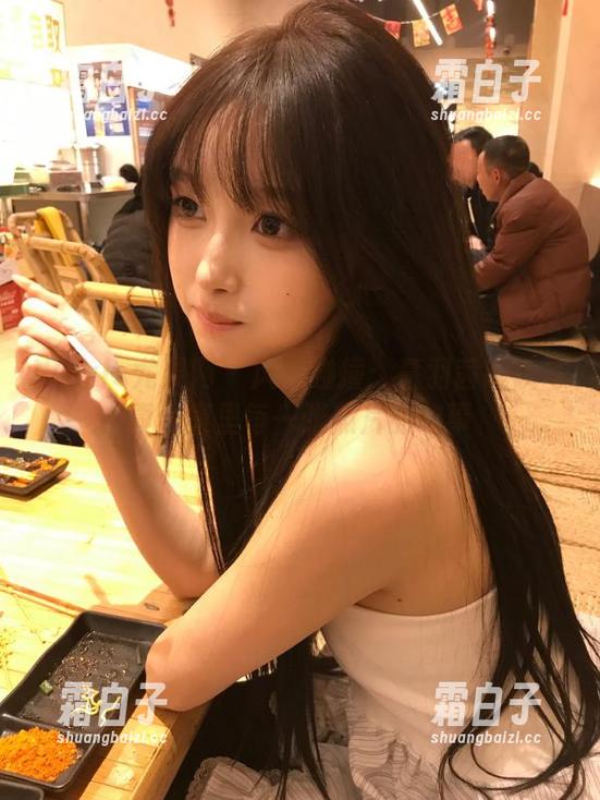 UGirls尤果网-慕羽茜 UGirls尤果网 - 风格碰撞:慕羽茜眼镜写真合集里每一张照片的故事