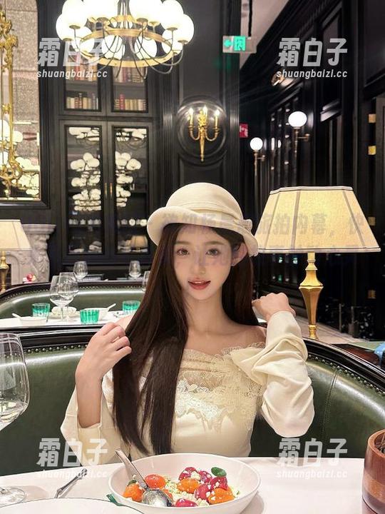 UGirls尤果网 - 欲知杨晨晨旅拍内幕，快来下载她的写真集，让她的故事触动心灵！
