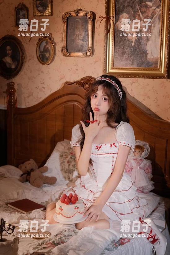 XIAOYU语画界 - 新作发布：杨紫嫣泳池写真带你领略夏日的惬意时光