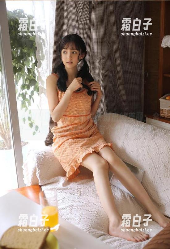 XIAOYU语画界 - 眼镜映射出的美丽：金纯一写真作品中的时尚与个性美图欣赏