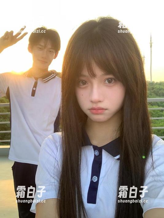 Xiuren秀人网 - FoxYini孟狐狸眼镜写真全集，展示多样风格和时尚态度