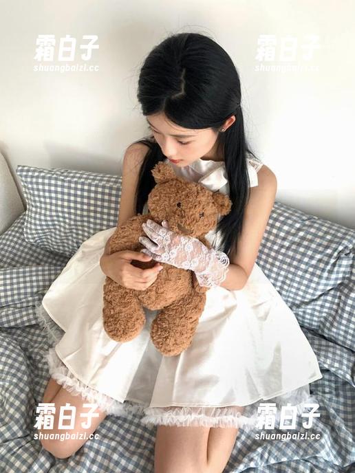Xiuren秀人网 - Lovely璐璐穿越时光的连衣裙写真：每一张图片都记录着她婉约动人的气质