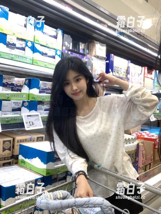 Xiuren秀人网 - 细腻粉色之美：伊丽莎有点白的最新写真原图与更新欣赏