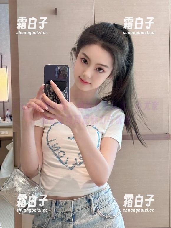 Xiuren秀人网 - 体验女王风范，小尤奈免费写真尽显魅力与优雅