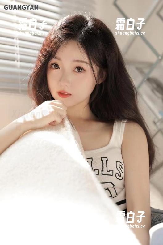 Xiuren秀人网 - 悠悠酱yoyoyo制服写真，带你领略多彩图片里的校园生活！