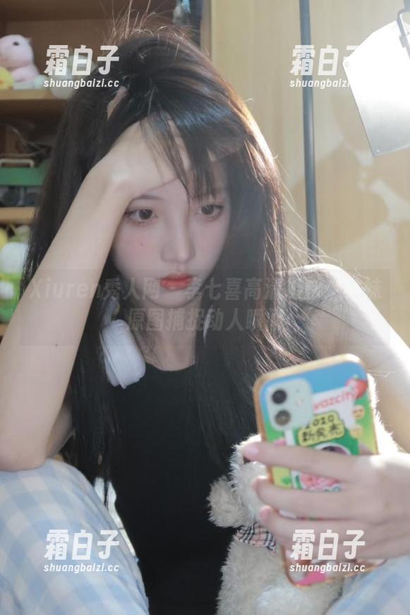Xiuren秀人网 - 李七喜高清摄影：学妹原图捕捉动人瞬间