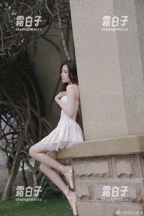 Xiuren秀人网 - 猫咪巨臀妹妹的白丝写真艺术：精致原图合集为你呈现