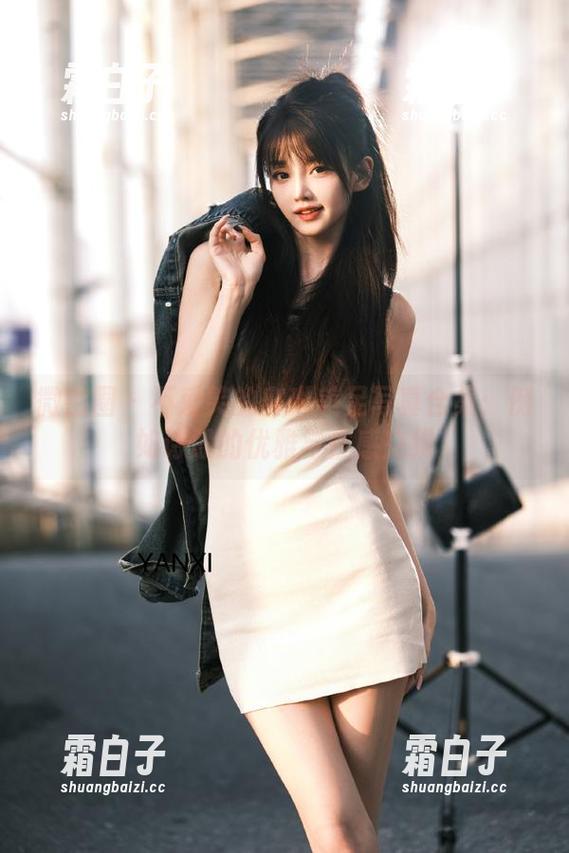 微密圈 - 不爱笑的赛琳美足写真合集：例如诗般的优雅与性感交织