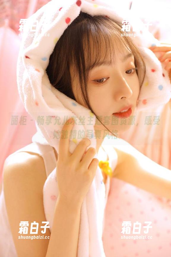 丽柜 - 畅享允儿灰丝主题套图资源，感受她独特的写真风格