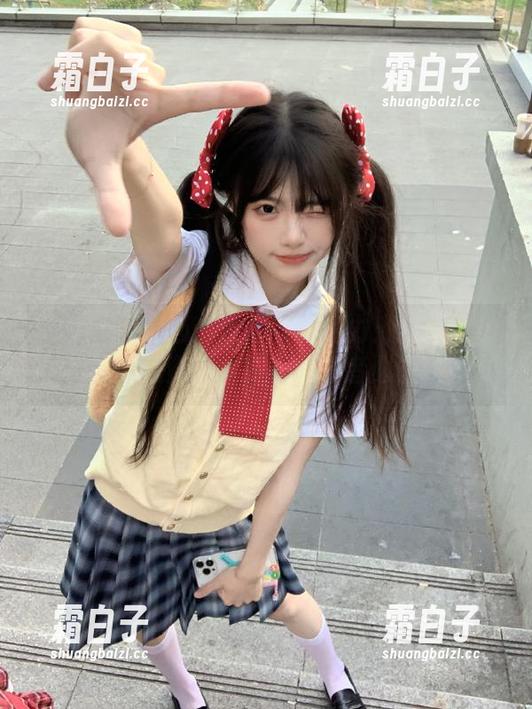 丽柜 - 探索心心连体衣的魅力：独家图包与珍藏资源，时尚爱好者必备！