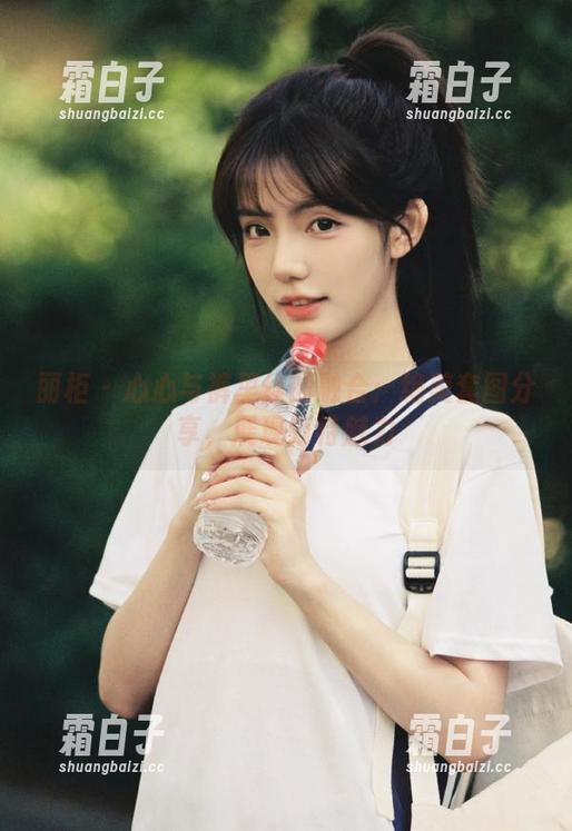 丽柜 - 心心与裤里丝的融合：绝美套图分享，展现独特魅力