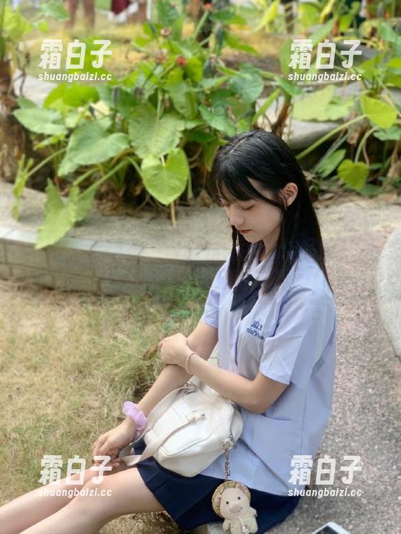 丽柜 - 文静的黑白世界：全新作品图集带你探索简约之美的深邃