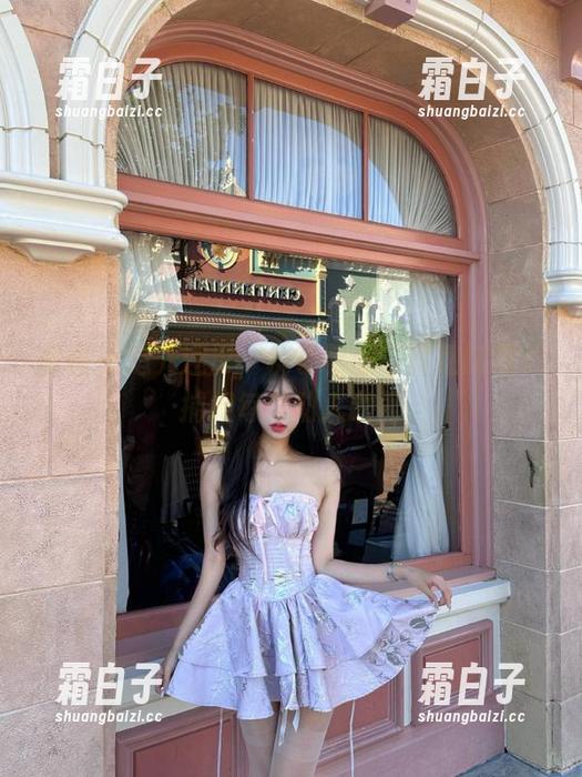 丽柜 - 追光逐影，桃子制服写真细腻照片捕捉每个动人瞬间