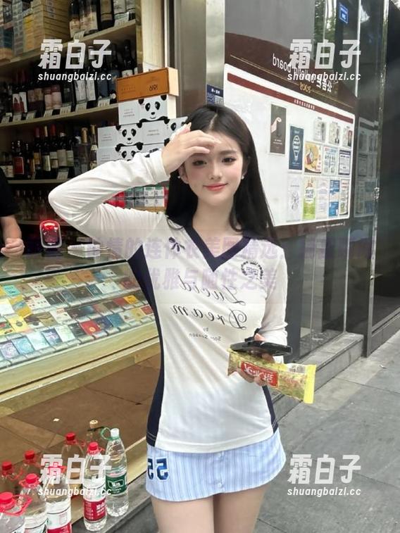 丽柜 - 钟情的连体衣美图精选：捕捉瞬间的优雅与随性之美