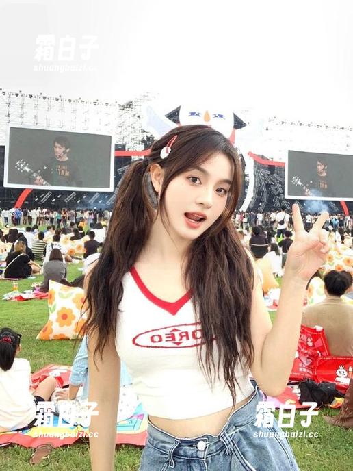 克拉女神 - 下载佳莹的体操服美图，瞬间变身运动场上的搞笑小明星！