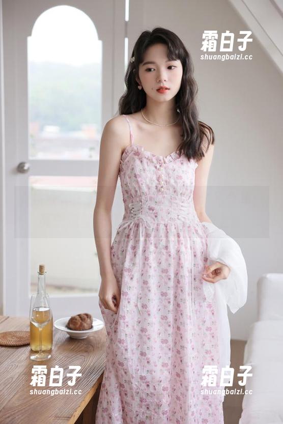 克拉女神 - 探索僮僮的连体衣作品合集：亮眼造型让你爱不释手的时髦之旅