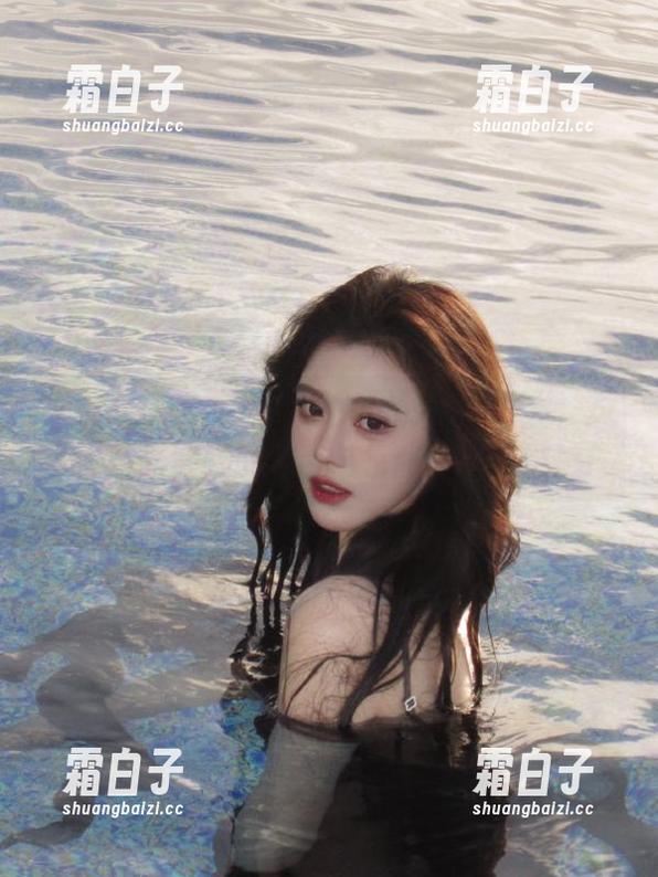 克拉女神 - 走进大阳女王的内心世界，探索她写真背后的故事与每张图片的灵感！