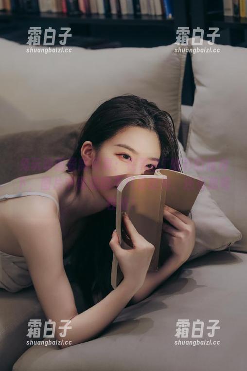兔玩映画 兔玩映画最新写真:在黄色T恤衫的陪衬下,图片中展现的不只是时尚,还有独特性格!