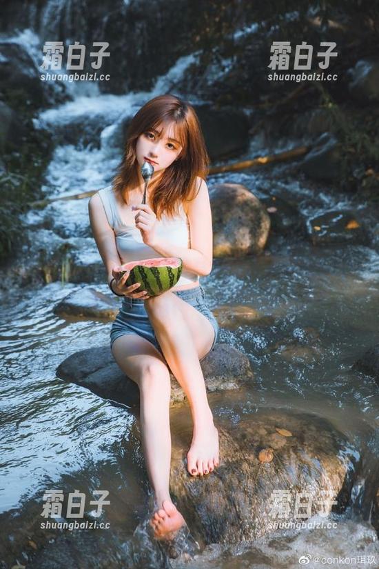 微密圈 - 充满创意的写真套图，看看可爱的肉巴如何驾驭黑色波点肉肉套装！