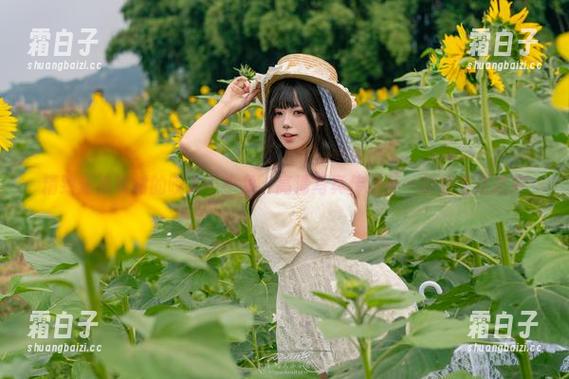 精致短裤映衬的咬人小小兔，高清写真传达不一样的生活态度