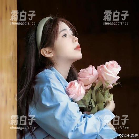 领略喵糖映画红色JK裙的迷人风情，在线资源带你踏入摄影新境界