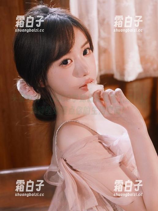 头条女神 - COCO学妹最新美图上线：让独特壁纸装点你的生活空间！