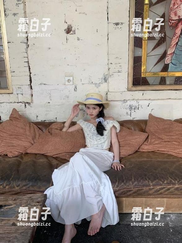 头条女神 - 信悦儿为你呈现白色写真，美图中的优雅与纯净！