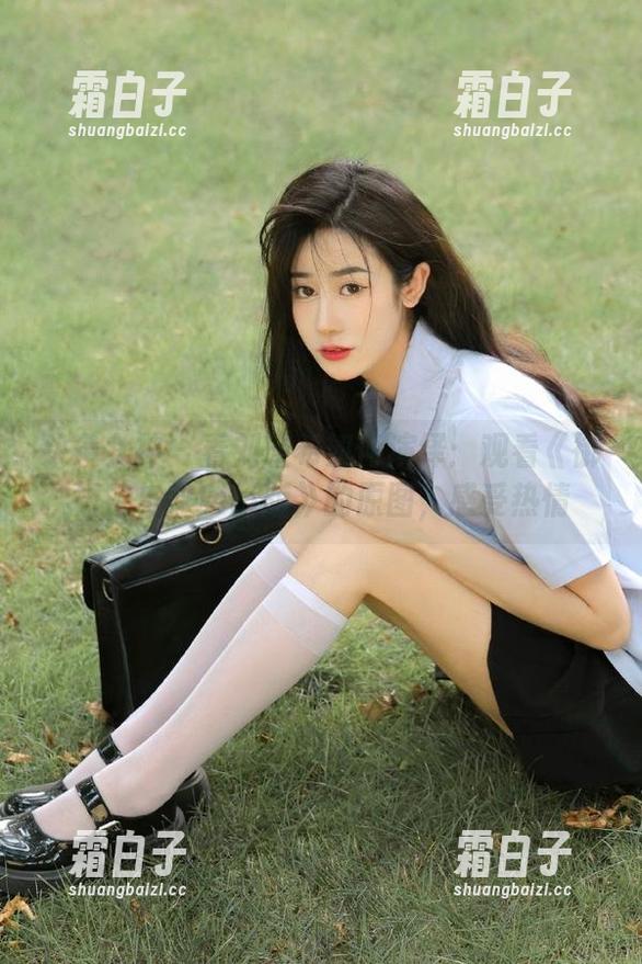 头条女神 - 看刘瑾希如何演绎：观看《御姐花与蛇Cici版》的原图，感受热情