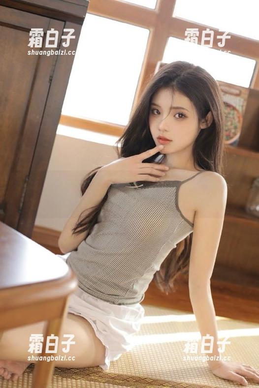头条女神 - 小晴子制服套图精选：在每一帧中展现出她独特的个性与风格