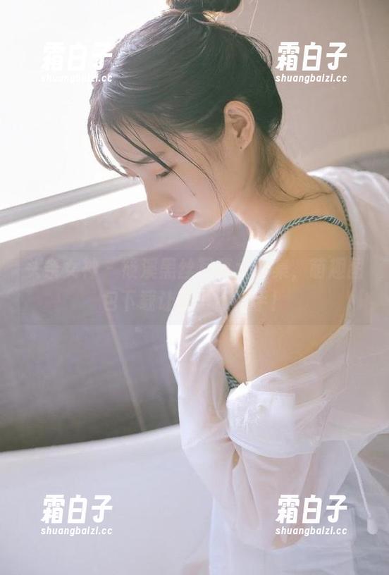 头条女神 - 筱溪黑丝写真大合集，萌趣图包下载让你爱不释手！