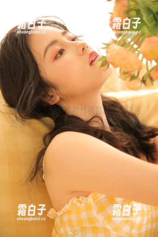 头条女神 - 萌琪琪的丝袜物语写真精选，展现不一样的美丽与个性，尽在你的眼前