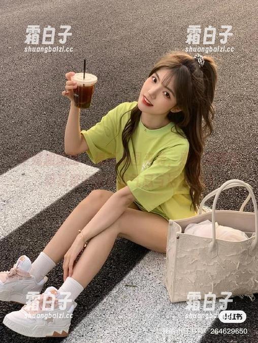 学妹加速跑 - 福利美图来袭，感受琪琪在碎花裙中的青春气息与活泼灵动