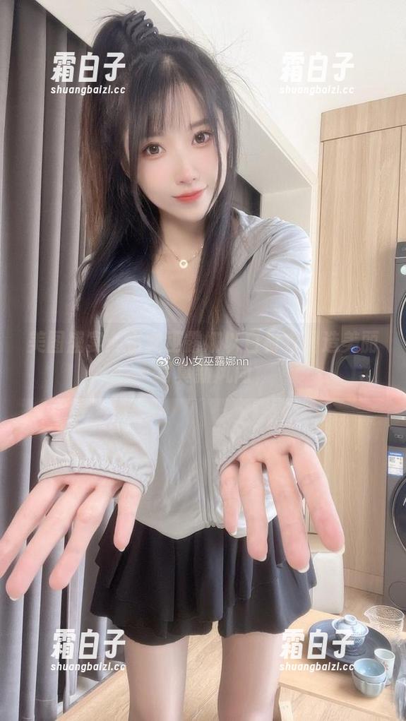 美图盛宴：小女巫露娜以白衬衣塑造美丽写真新风尚