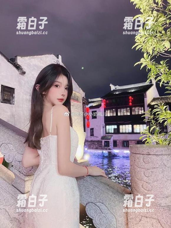 进入小小奶瓶儿的图库，分享丝带女友的甜美时光