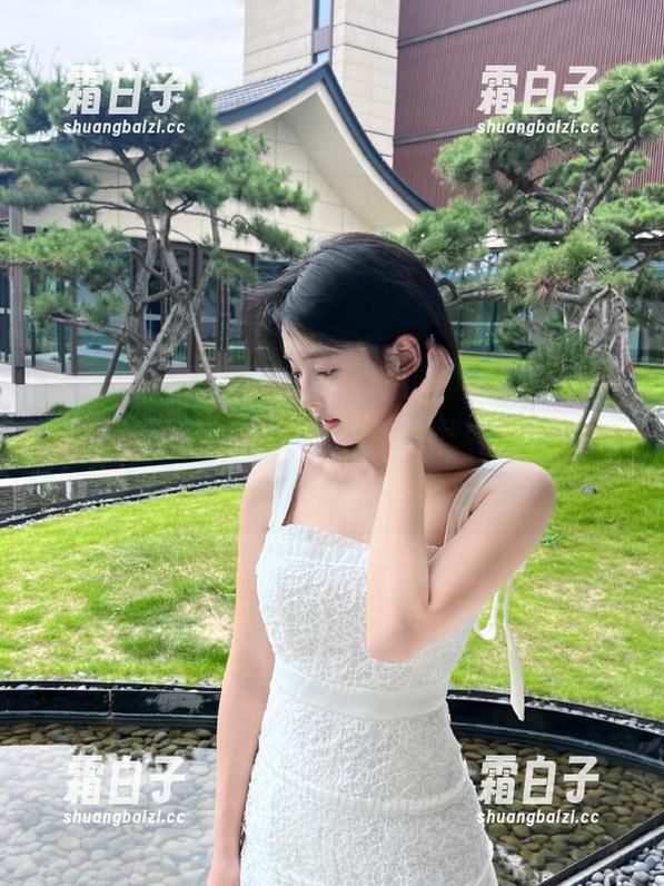 尤蜜荟 - 小尤奈在天台的浪漫旅程，最新图片更新带你走进她的作品世界，仿佛身临其境！