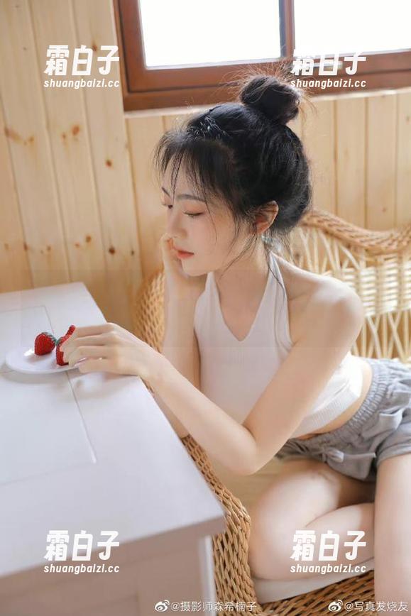 微密圈 - 最新写真图包上线！就是阿朱啊温柔瞬间捕捉她的优雅之美
