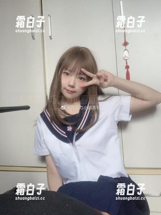 一起欣赏“巧克力小圆面包”的吊带写真合集，笑得我巧克力都融化了！