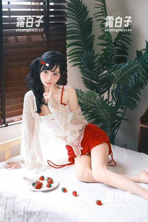 黑白世界中的抱走莫子，免费下载精美图包带你领略别样风情