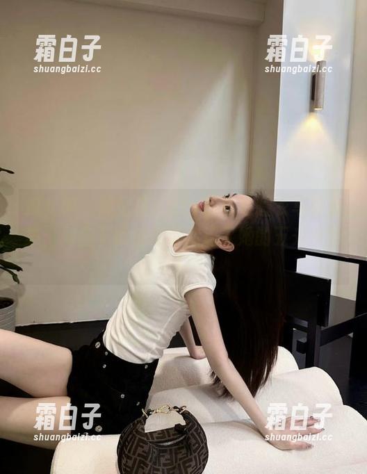 推女神 - 施忆佳Kitty酱优雅睡衣写真合集：网盘下载链接带你进入她的五光十色！