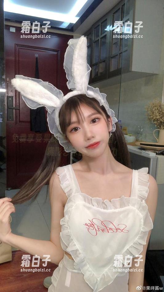 免费享受果咩酱w的温柔美图，让你感受摄影艺术的无限魅力